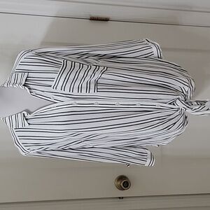 VIXBE (Stitchfix) Size M Black & White Striped Tie Front Button Down Shirt